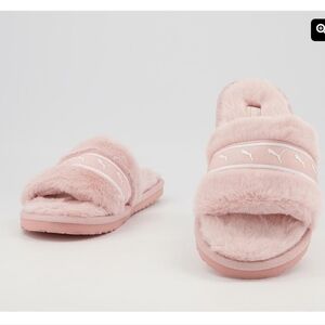 Pumas fluffy flat sandals